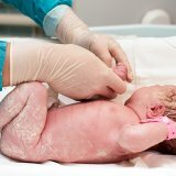 Первые минуты жизни новорожденных детей