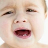 Прорезывание первых зубов у ребенка