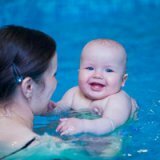 Как научить детей до года плавать
